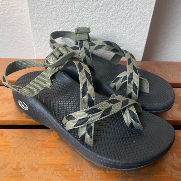 Womens Chacos, size W 10. Green & black straps, only worn 3 times. - Picture 1 of 4